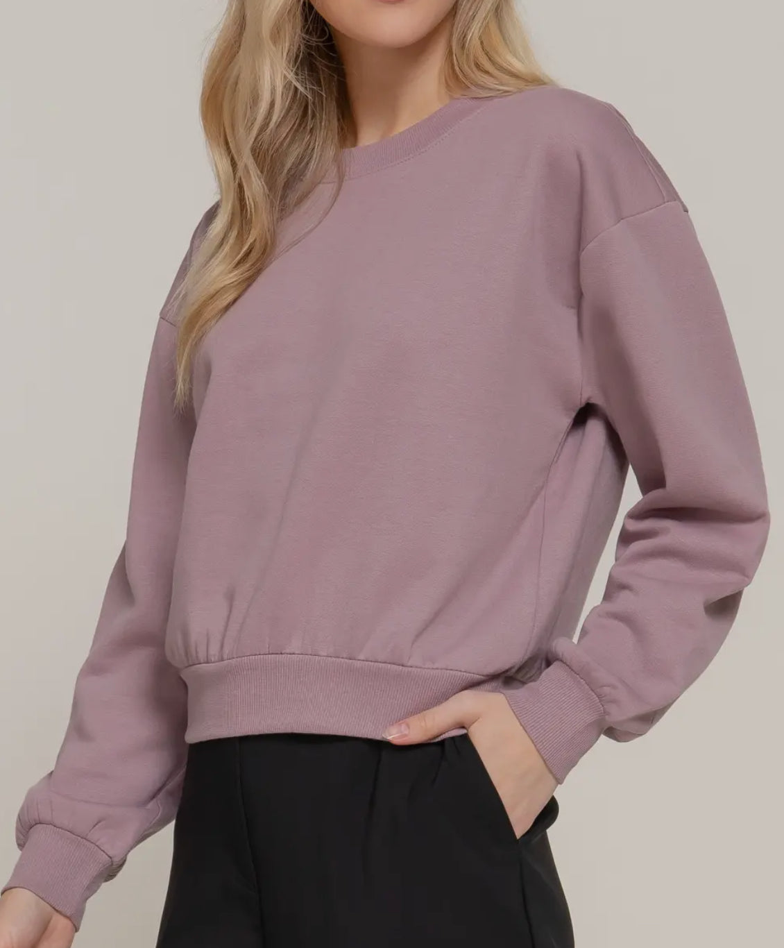 Long Sleeve Round Neck
Crop Sweatshirt