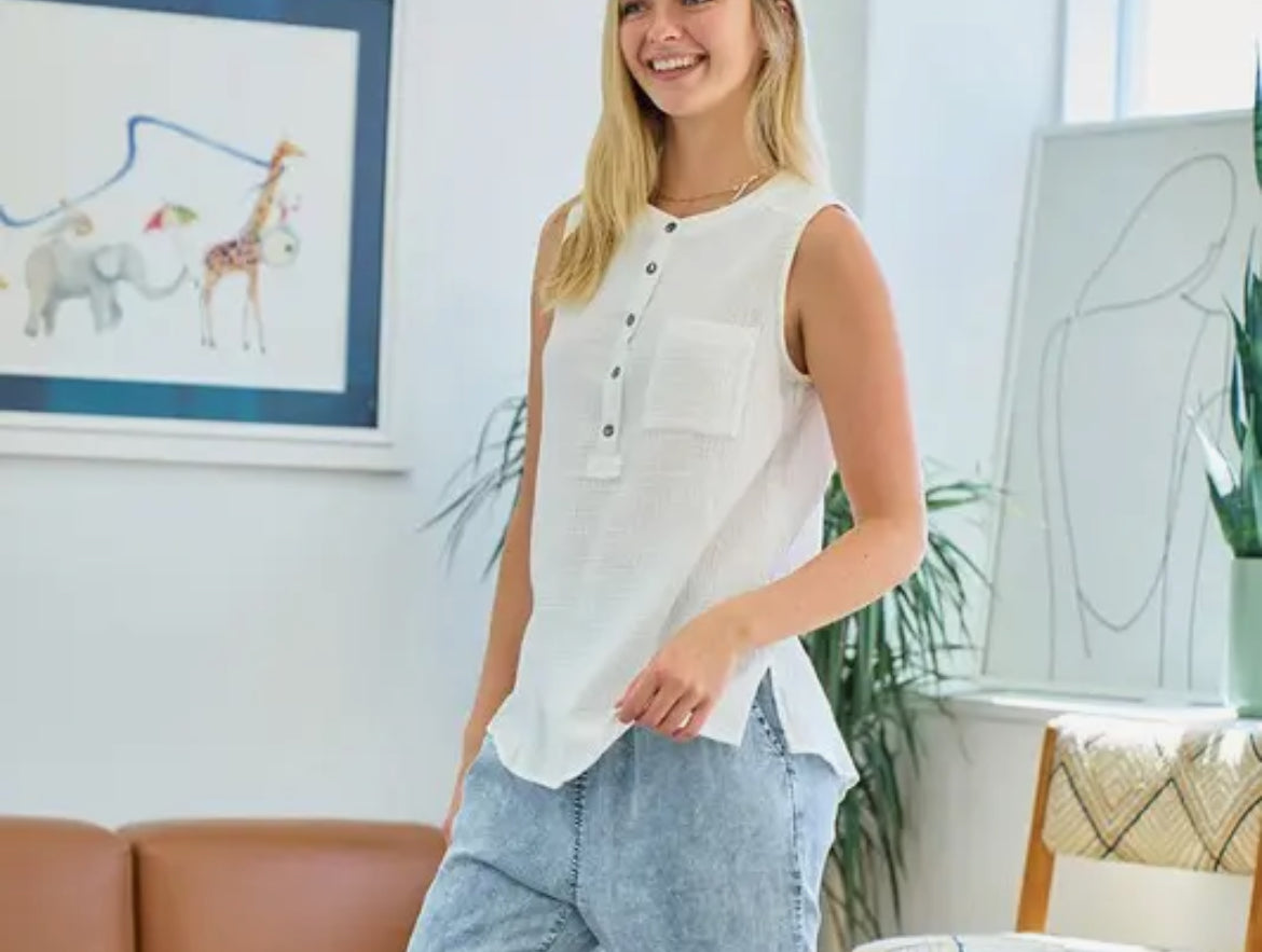 Cotton Gauze Round Hem
Neck Top with Pocket